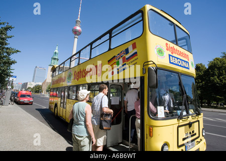 I turisti a bordo di un cerchio di City Sightseeing bus a Berlino Germania Foto Stock