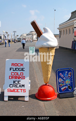 Grande cartello pubblicitario in plastica a forma di cono gelato sul lungomare di Worthing, West Sussex Foto Stock