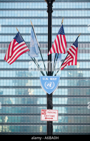 Bandierine americane di fronte alla sede delle Nazioni Unite a New York City USA Dic 2006 Foto Stock