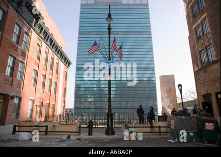 Bandierine americane di fronte alla sede delle Nazioni Unite a New York City USA Dic 2006 Foto Stock