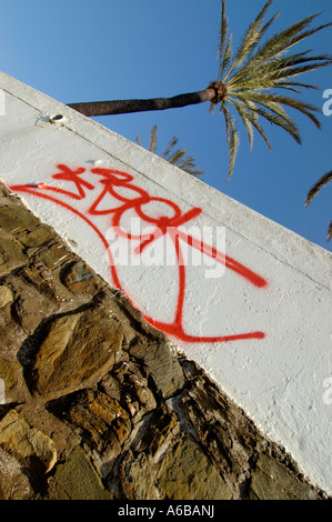 Graffiti su un muro di resort nel sud della Spagna appena giù lungo la costa da Fuengirola Foto Stock