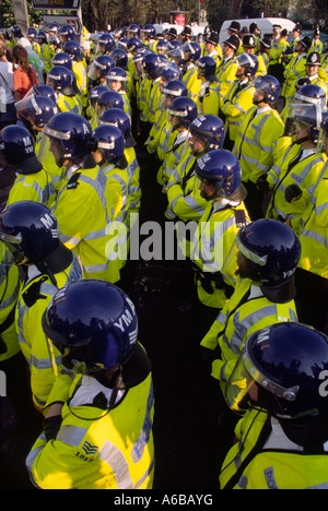 La polizia a recuperare la protesta di strada in occasione del vertice G8 di Birmingham nel 1998 con persone che protestano e di essere arrestato Foto Stock