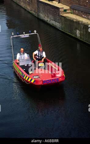 Una barca di polizia pattugliano i canali di Birmingham dietro il centro convegni internazionale durante il 1998 g8 Foto Stock
