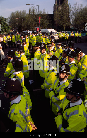 La polizia a recuperare la protesta di strada in occasione del vertice G8 di Birmingham nel 1998 con persone che protestano e di essere arrestato Foto Stock