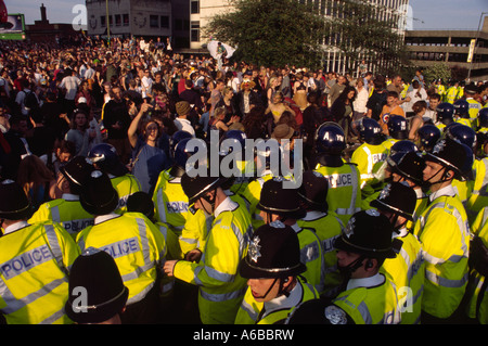 La polizia a recuperare la protesta di strada in occasione del vertice G8 di Birmingham nel 1998 con persone che protestano e di essere arrestato Foto Stock