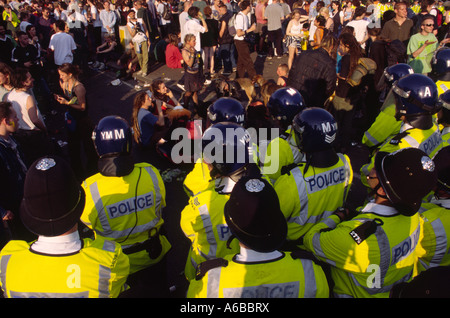 La polizia a recuperare la protesta di strada in occasione del vertice G8 di Birmingham nel 1998 con persone che protestano e di essere arrestato Foto Stock