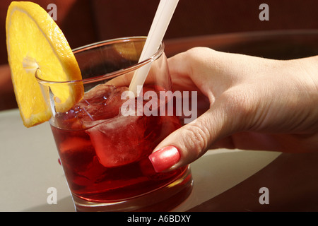 Giovane donna di bere il Campari Foto Stock