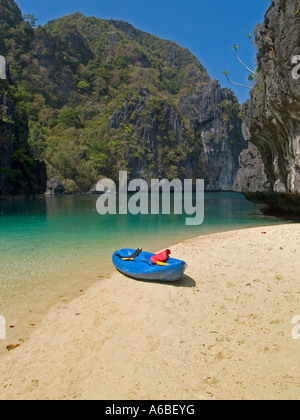 Lone kayak in paradiso all'interno della grande laguna Miniloc Isola Arcipelago Bacuit PALAWAN FILIPPINE Foto Stock