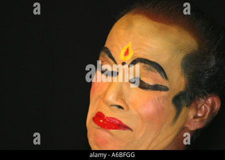 Kathakali attore rende i gesti del viso per visualizzare le emozioni, Cochin, Kerala, India Foto Stock