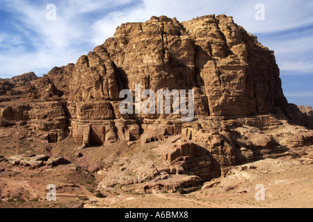 Tombe scavate nei fianchi della montagna Umm Al Biyara al di sopra di Wadi Thughra Petra Giordania Foto Stock