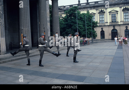 Cambio della guardia al Memoriale per le vittime del fascismo e del militarismo in Berlino est 1986 Foto Stock