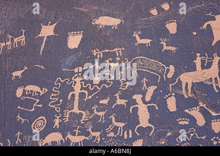 Pannello Petroglyph di simboli scolpiti nel deserto la vernice a Newspaper Rock State Historic Park nello Utah Stati Uniti d'America Foto Stock