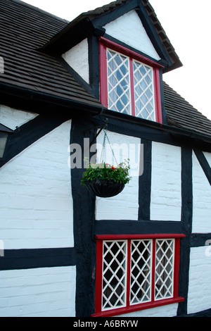 In bianco e nero in legno a telaio edificio, Smithy Cottage, Beeston, Cheshire, Regno Unito Foto Stock