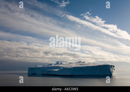 Granuli tabulari di iceberg galleggianti in mare di Weddell fuori della costa dell'Antartico Foto Stock