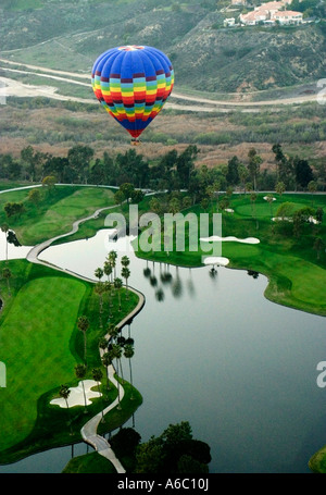 Un singolo mongolfiera galleggianti silenziosamente su una California del sud campo da golf. Foto Stock