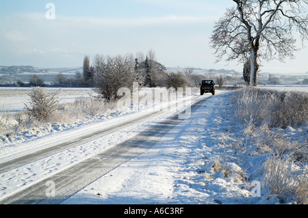 Land Rover su una coperta di neve country road Foto Stock