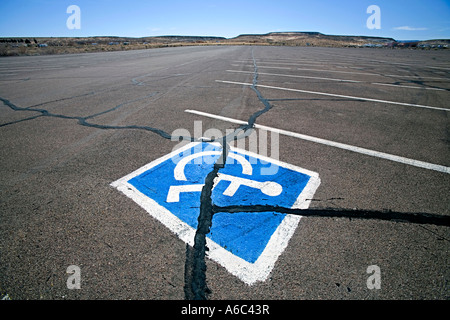 Parcheggio Disabili segni e parcheggio riservato spot in Glen Canyon National Recreation Area vicino page Arizona Foto Stock