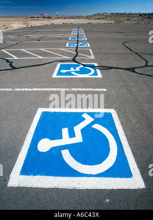 Parcheggio Disabili segni e parcheggio riservato spot in Glen Canyon National Recreation Area vicino page Arizona Foto Stock