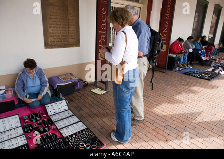 Shoppers guardando la merce offerta in gioielli indiani Mercato di Santa Fe, New Mexico. Foto Stock