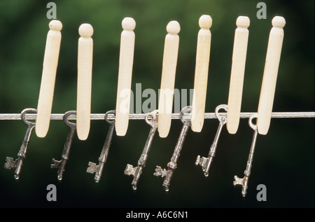 Tasti di scheletro attaccato alla linea di vestiti con picchetti di legno Foto Stock