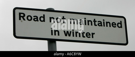 Strada non mantenuti in inverno segno, sul Burway, sulla sommità della lunga Mynd, Shropshire Foto Stock