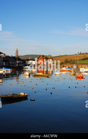 Barche ormeggiate in porto Cockwood tra Dawlish Warren e Starcross all alba di una bella croccante sunny Febbraio mattina Foto Stock