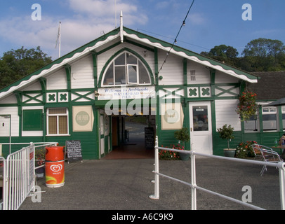 AMBLESIDE Lake District Cumbria Regno Unito Cercando lungo il molo verso Ambleside's Waterhead Pier edificio Lago di Windermere Foto Stock