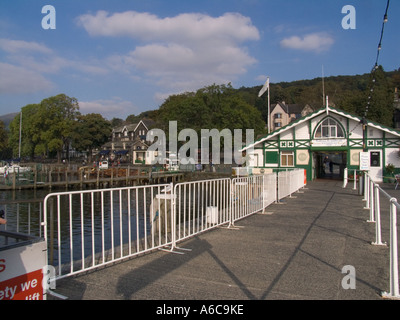 AMBLESIDE Lake District Cumbria Regno Unito Cercando lungo il molo verso Ambleside's Waterhead Pier edificio sul Lago di Windermere Foto Stock