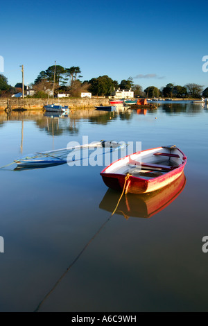 Barche ormeggiate in porto Cockwood tra Dawlish Warren e Starcross all alba di una bella croccante sunny Febbraio mattina Foto Stock