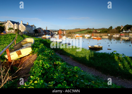 Barche ormeggiate in porto Cockwood tra Dawlish Warren e Starcross all alba di una bella croccante sunny Febbraio mattina Foto Stock