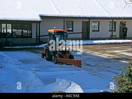 TOMINTOUL MORAY SCOZIA UK Febbraio piccolo spazzaneve usato per cancellare i percorsi e le unità nel villaggio Foto Stock