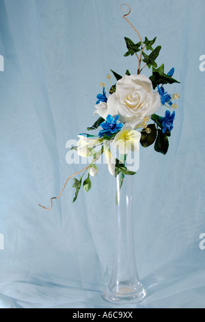 Glassa di zucchero mazzo di fiori per la decorazione della parte superiore di una torta di nozze in piedi in un bud vase design by Pam Hannon Foto Stock