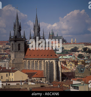 Tetto vista dalla Torre della Polvere verso la Città Vecchia chiesa di Nostra Signora di Tyn con San Vito la cattedrale di Praga dietro Foto Stock