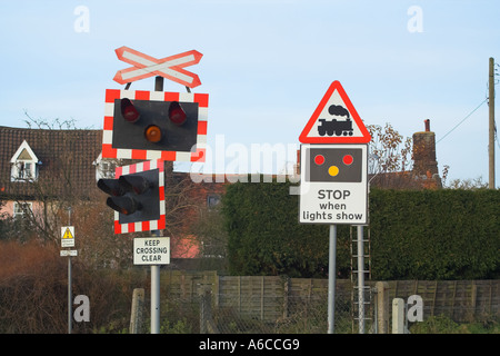 Il treno attraversa i segni del traffico Foto Stock