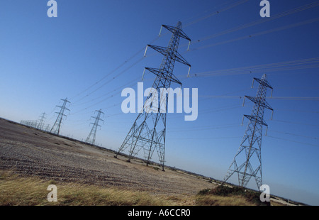 Le linee di alimentazione che conduce lontano da Dungeness Nuclear Power Station Foto Stock