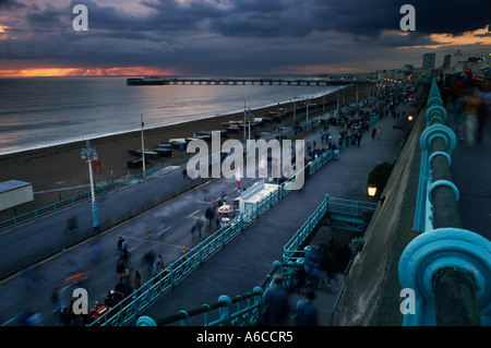 Brighton Speed Trials Madeira Drive East Sussex con il Molo di Brighton al tramonto Foto Stock