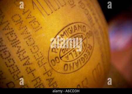 Formaggio Parmigiano Reggiano ruota su una fase di stallo nel mercato di Borough di Londra Foto Stock