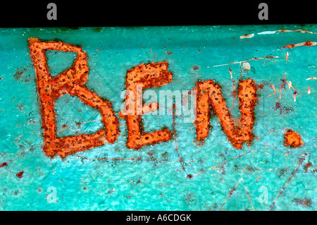 Il nome Ben graffiato in un tavolo in metallo Foto Stock