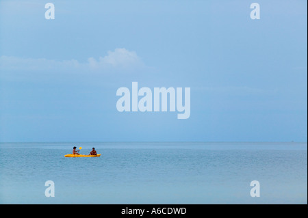 Due giovani tailandesi di uomini in un kayak sul Golfo di Thailandia Phangnan Ko Phangan Thailandia Foto Stock