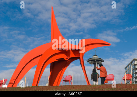 Madre e figlio presso Alexander Calders Eagle in Seattle Art Musei Olympic Sculpture Park Seattle Washington Foto Stock