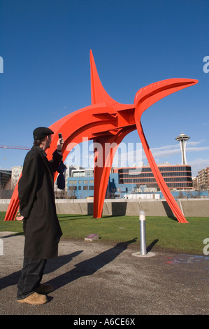 Visitatore prendere foto con il telefono cellulare di Alexander Calders Eagle a Seattle i musei di arte Olympic Sculpture Park Seattle Washington Foto Stock