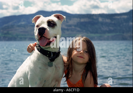 Outdoor ritratto di un American bull cane e bambino Foto Stock
