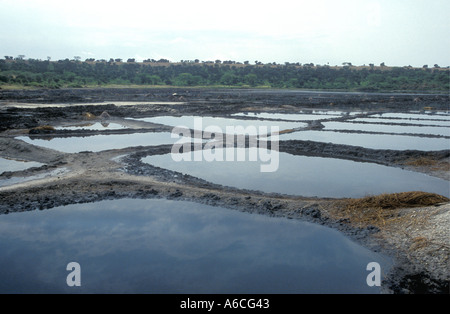 Sale pentole di evaporazione Kasenyi Crater Lake Queen Elizabeth National Park in Uganda Africa orientale Foto Stock