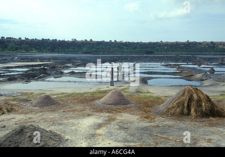 Sale pentole di evaporazione Kasenyi Crater Lake Queen Elizabeth National Park in Uganda Africa orientale Foto Stock