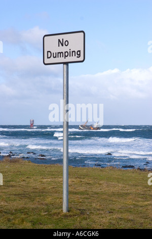 Messa a terra spiaggiata relitto di Banff nave da pesca barca BF 380 arenarsi sulle rocce al punto Cairnbulg Fraserburgh, a nord est della Scozia. Foto Stock