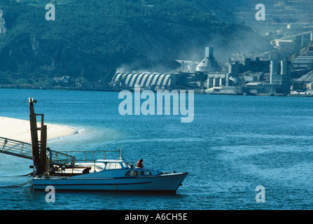 Area industriale sul fiume Sado vicino a Setubal in Portogallo Foto Stock