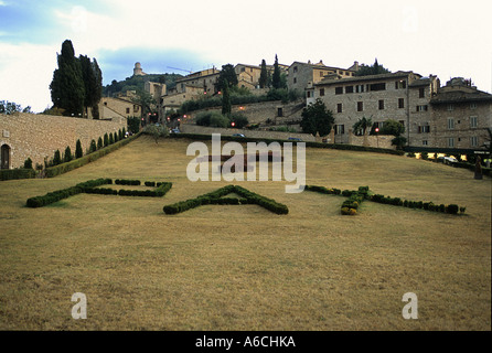 La parola pace e simbolo TAU nella parte anteriore del San Francesco nella basilica di Assisi Italia Foto Stock