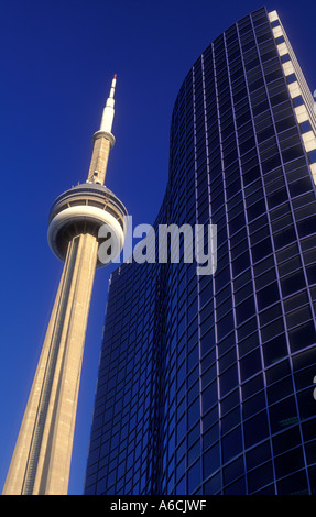 Canada Ontario Toronto CN tower e edificio per uffici Foto Stock
