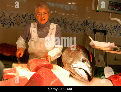 Commercianti di pesce nel famoso Mercato di Boqueria a Barcellona, Spagna Foto Stock