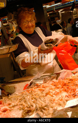 Commercianti di pesce nel famoso Mercato di Boqueria a Barcellona, Spagna Foto Stock